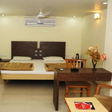 ホテルNeelkanth Panshikura アーメダバード 部屋 写真